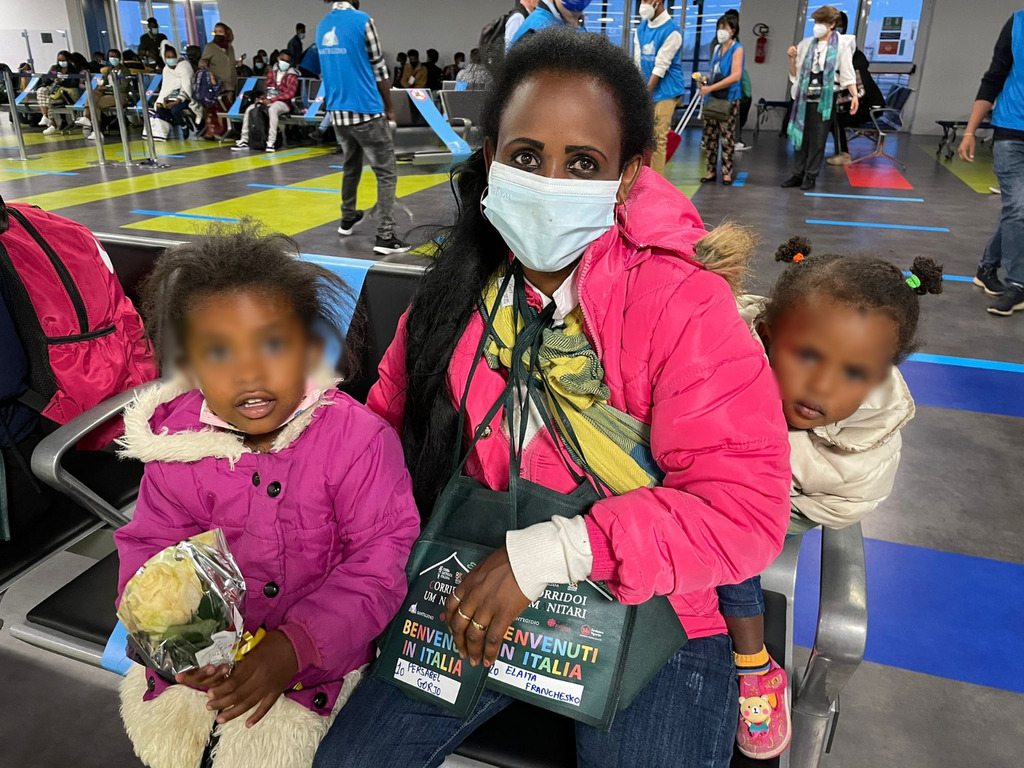 Dall'Etiopia in Italia con i corridoi umanitari, 13 bambini arrivati con le loro mamme, in tutto 70 profughi